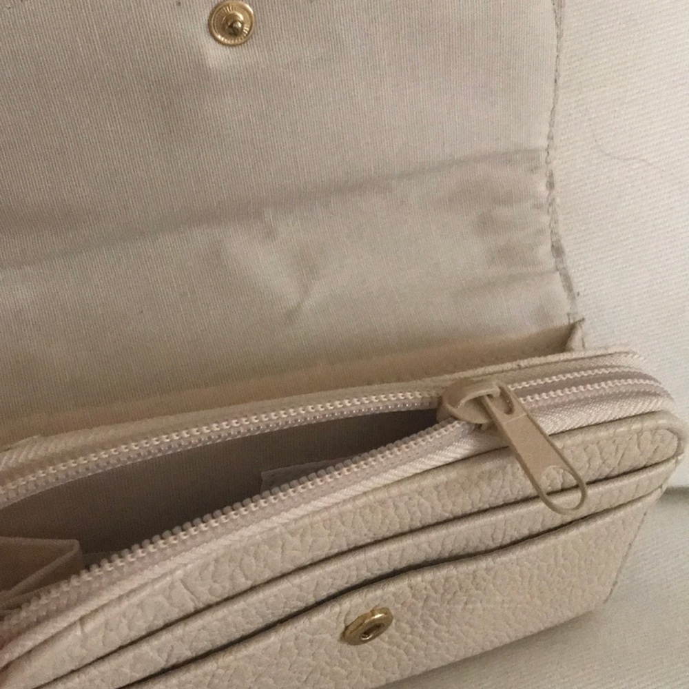 NWT wallet with gold bow - Picture 4 of 6